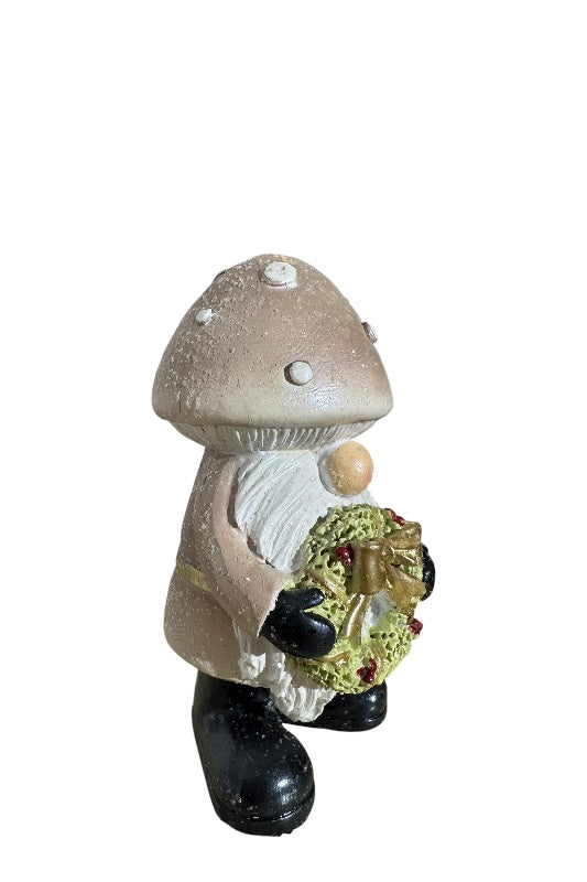 Karácsonyi manó szobor koszorúval