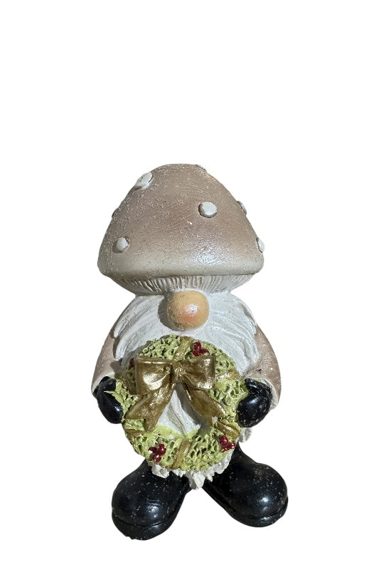 Karácsonyi manó szobor koszorúval