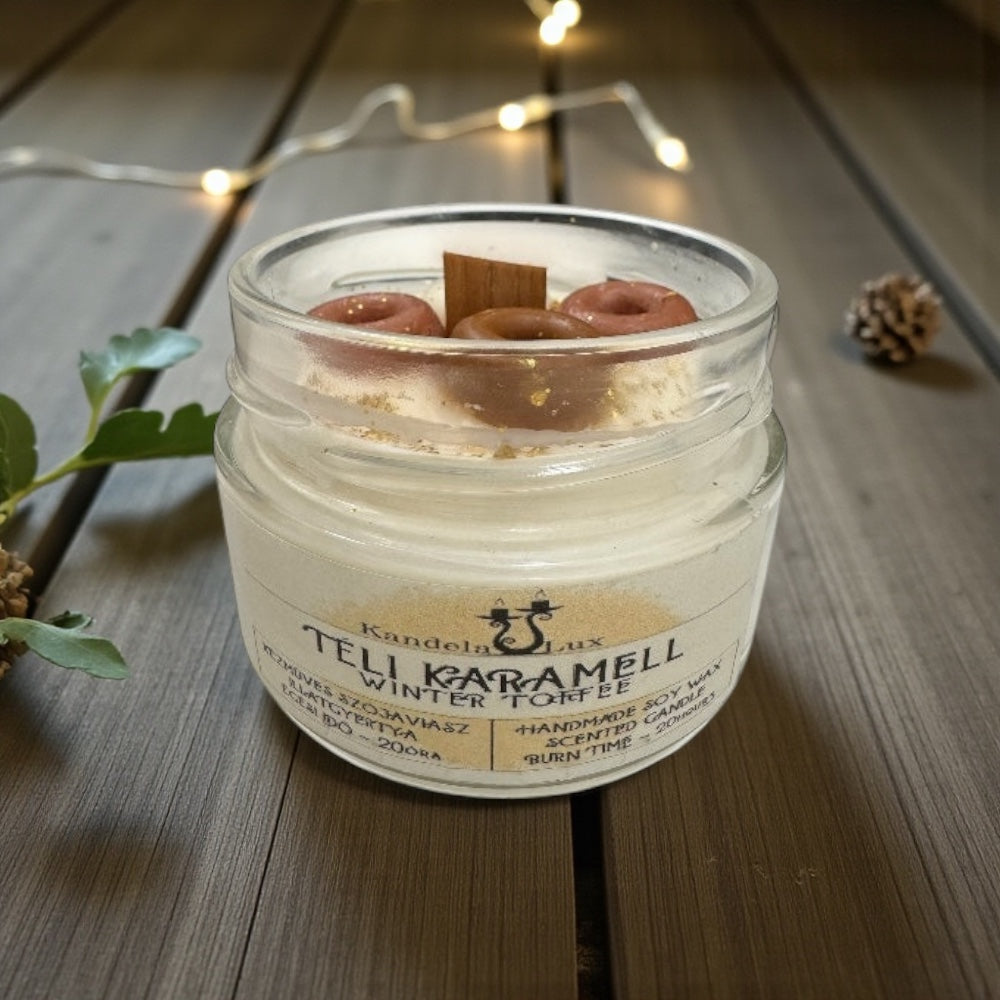 KandelaLux illatgyertya Téli karamell 25 órás Lapos üveges